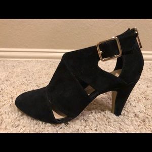 Velvet black heels with gold buckle